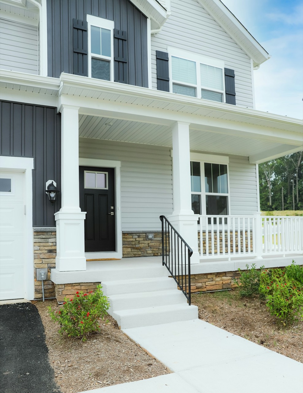 Craftsman front porch on a new home in Mustang OK